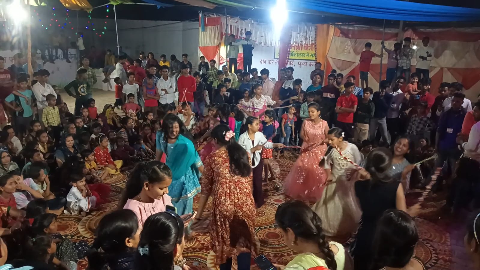हसायन : महामाई चामुंडा देवी के दरबार में हुआ डांडिया नृत्य