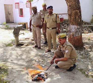 सिकंदराराऊ पुलिस द्वारा पांच हिस्ट्रीशीटरों के कागजात जलाकर किए खाक