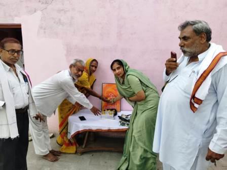 सासनी में सीएम योगी आदित्यनाथ का मनाया जन्मदिन, भाजपा की जीत पर मनाया जश्न