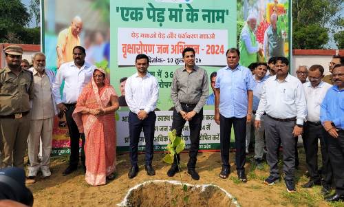 हाथरस में एक पेड़ मां के नाम कार्यक्रम की शुरुआत, जिले में 24 लाख से अधिक पौधरोपण का है लक्ष्य, नोडल अधिकारी व डीएम ने सादाबाद में लगाए पौधे