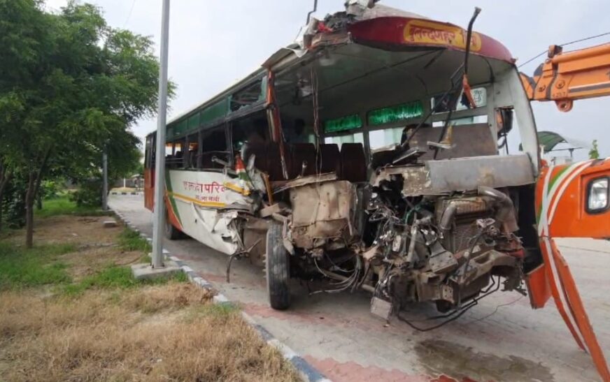 सिकंदराराऊ : रोडवेज बसों की भिड़ंत में एक दर्जन यात्री घायल