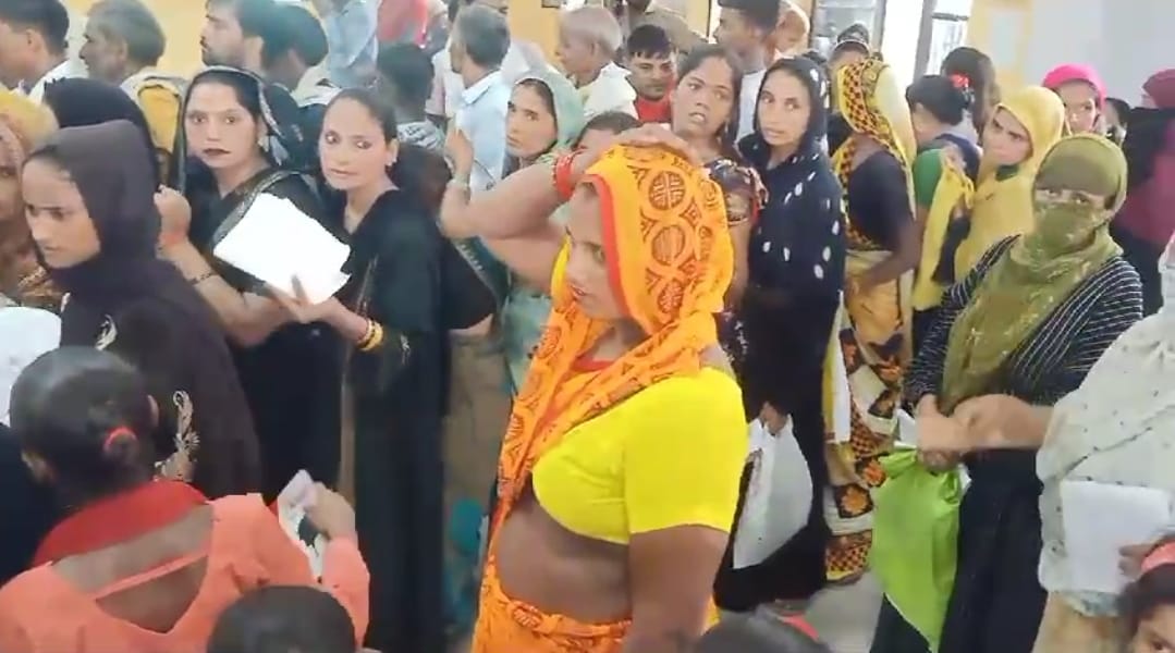 सिकंदराराऊ : आधार कार्ड में फिंगरप्रिंट अपडेट कराने के लिए लोगों की लगी भारी भीड़