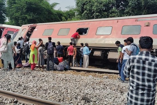 यूपी में हुआ बड़ा ट्रेन हादसा, पटरी से उतरे डिब्रूगढ़ एक्सप्रेस के डिब्बे, 4 यात्रियों की मौत, कई घायल