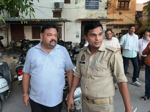 अलीगढ़ का नटवरलाल देव सुमन गोयल गिरफ्तार, दर्जनों लोगों से 20 करोड़ की ठगी करने का आरोप