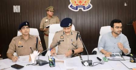 यूपी पुलिस भर्ती परीक्षा को लेकर हुई बैठक, हाथरस जिले में 12 केन्द्रों पर तीन हजार 984 अभ्यर्थी देंगे परीक्षा, 23, 24, 25, 30 और 31 अगस्त को दो पालियों में होगा एग्जाम