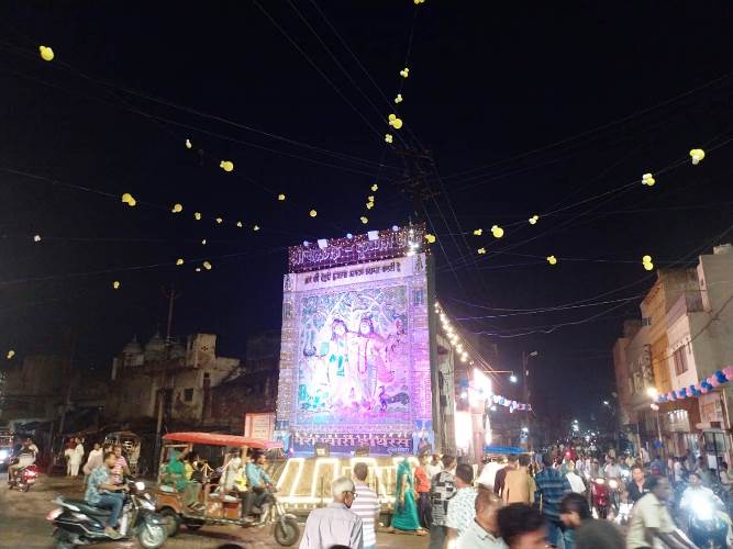 हाथरस में श्री कृष्ण जन्माष्टमी की धूम, मंदिरों में विशेष कार्यक्रमों का आयोजन, उमड़ी श्रद्धालुओं की भारी भीड़, रंग-बिरंगी लाइटों व गुब्बारों से सजे मंदिर