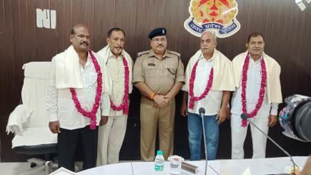 हाथरस में सेवानिवृत्त पुलिसकर्मियों को दी गई भावभीनी विदाई