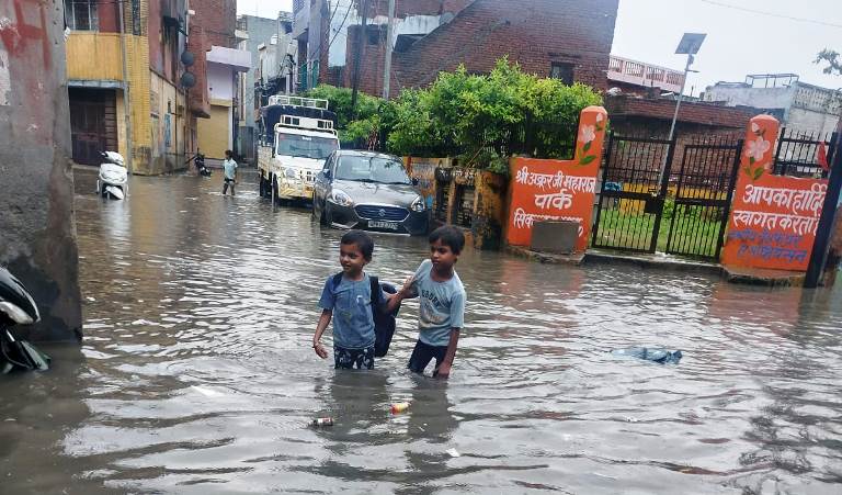 बरसात में जलभराव की समस्या से जूझ रहे लोग, नहीं है जिम्मेदारों का ध्यान, जलभराव से पनप रहे मच्छर, बीमारियों का खतरा बढ़ा