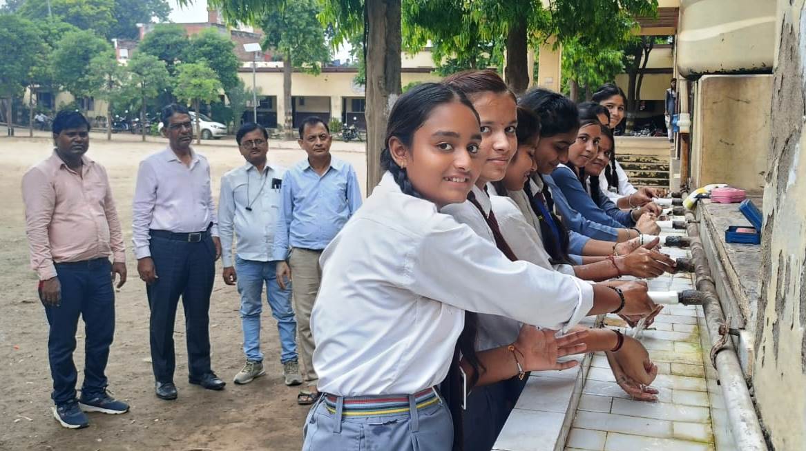 सादाबाद इंटर कॉलेज में मनाया ‘हैंडवॉश डे’