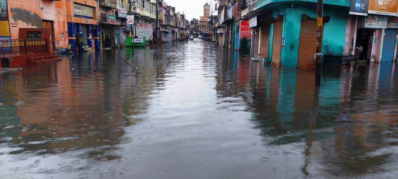 हाथरस में मूसलाधार बारिश से हर तरफ पानी-पानी, जनजीवन हुआ अस्त-व्यस्त, फसलों को नुकसान