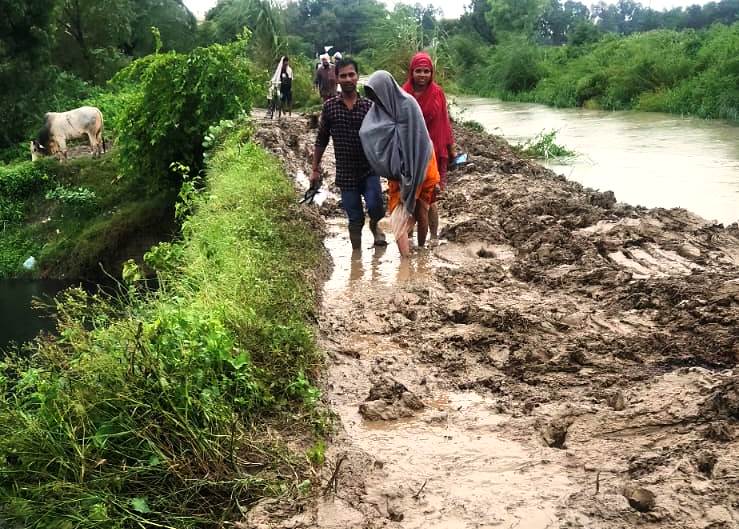 शहर से गाँव तक आफत ही आफत, घरों में घुसा पानी, मुख्य मार्ग से कटा गाँव का रास्ता