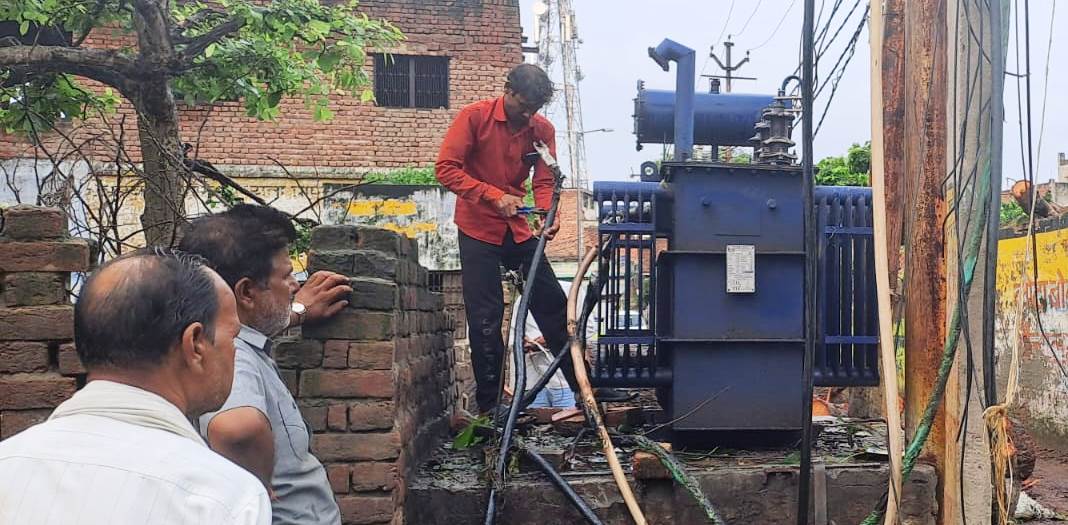 सादाबाद : चालीस घंटे में सुचारू नहीं हो सकी विद्युत आपूर्ति, गीगला बिजलीघर की सप्लाई पर पानी का ग्रहण, ट्रैक्टर-ट्रॉली से पानी निकलवाने में जुटे कर्मचारी