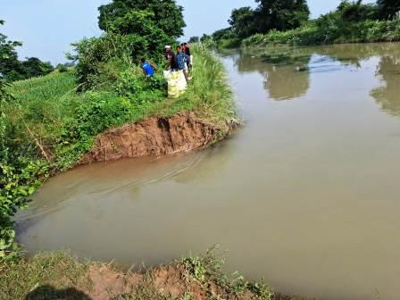 सहपऊ : बारिश बंद होने के बाद भी मकान गिरने का सिलसिला जारी, गांवों के रास्तों पर भरा है पानी