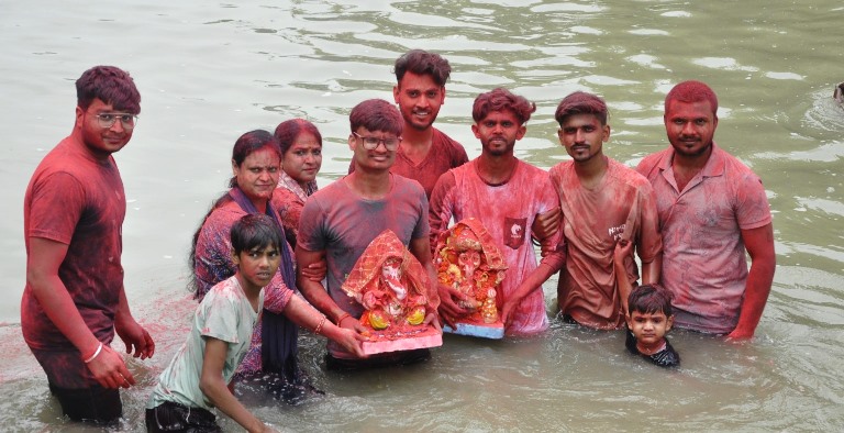 जयकारों के साथ अनंत चतुर्दशी पर हाथरस में हुआ गणेश विसर्जन