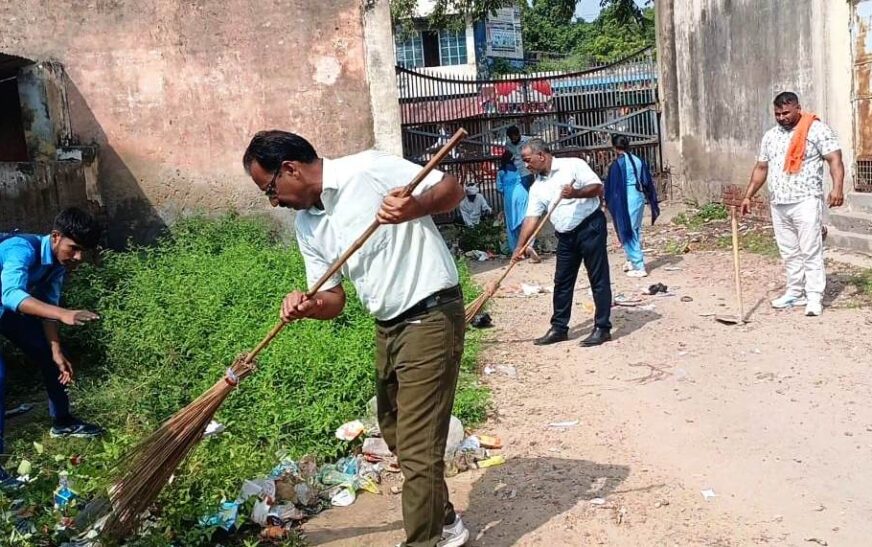 बागला इण्टर कॉलेज में चलाया स्वच्छता अभियान