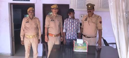 सासनी पुलिस ने अवैध शराब के साथ एक युवक दबोचा