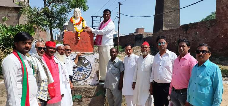 मधुगढ़ी में हुआ विचार गोष्ठी का आयोजन, सपा नेता ने महात्मा गांधी की प्रतिमा पर माल्यार्पण कर जयंती मनाई