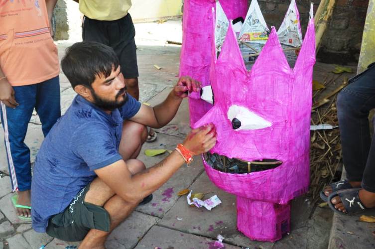 हाथरस में 12 अक्टूबर को होगा रावण-दहन, तैयारी जोर-शोर से जारी, चालीस साल पुराने कारीगर कर रहे पुतला तैयार