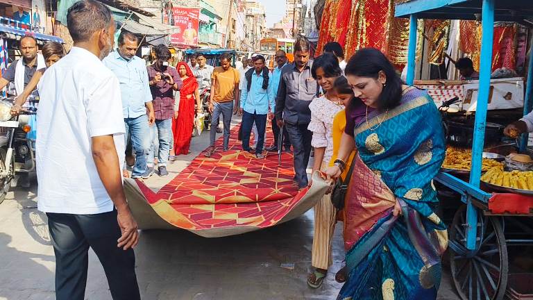 हाथरस में घंटाघर से बौहरे वाली देवी मंदिर तक पालिकाध्यक्ष ने दंडोती परिक्रमा हेतु बिछवाई मैट