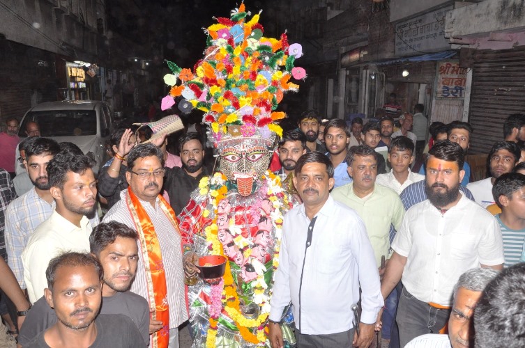 हाथरस में ढोल मृदंग के साथ धूमधाम से निकली मां काली की शोभायात्रा, झूमते रहे भक्तजन