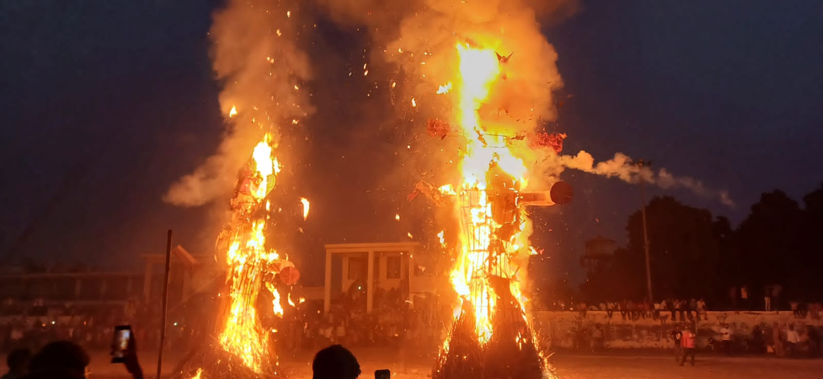 राम के अग्निबाण से धू-धू कर जल उठा रावण, सिकंदराराऊ में धूमधाम से मनाया गया विजयदशमी पर्व