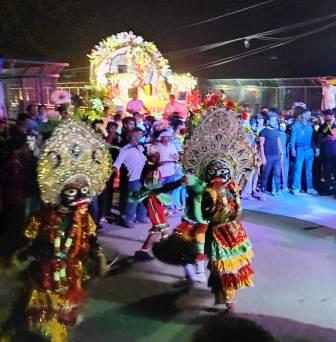 महाकाली के जयकारों से गूंजा बाजार, सादाबाद में काली स्वरूपों ने किया प्रदर्शन, जगह-जगह हुआ स्वागत