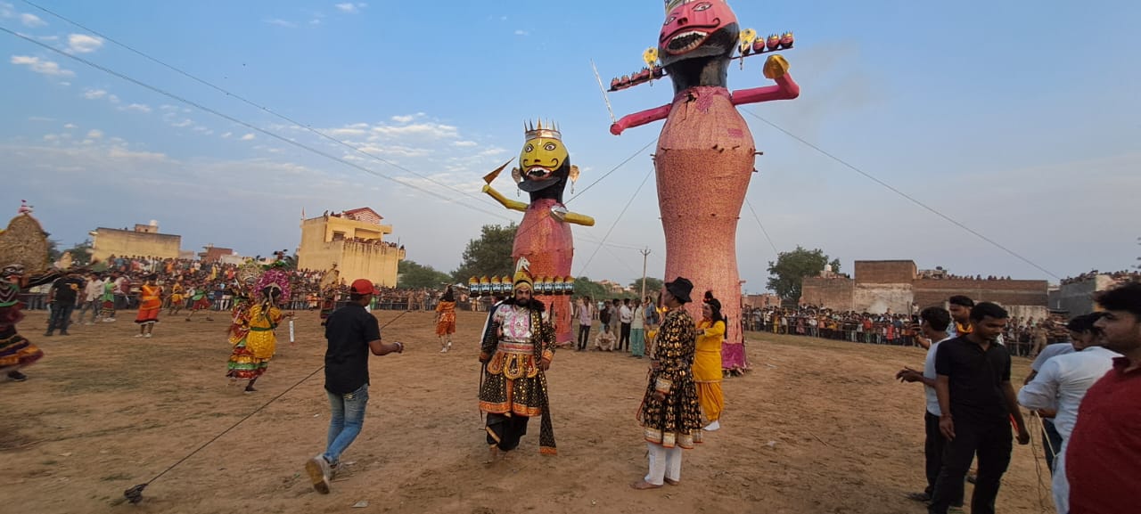 सादाबाद : अग्निबाण लगते ही धूं-धूं कर जला अहंकारी रावण, श्री रामलीला समिति के तत्वाधान में हाथरस रोड पर मनाया गया विजयदशमी पर्व, जमा रही भारी भीड़