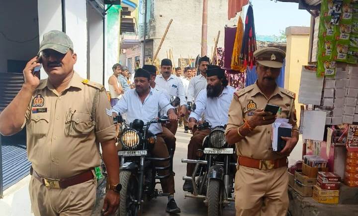 धर्म के प्रति रहना होगा निष्ठावान, बिसावर में राष्ट्रीय स्वयंसेवक संघ ने पथ संचलन कर मनाया विजयदशमी पर्व