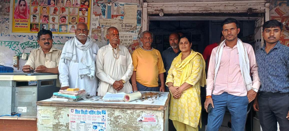 सादाबाद : खाद को लेकर किसानों ने किया विरोध प्रदर्शन, संगठन ने कहा प्रशासन की लापरवाही बर्दाश्त नहीं की जाएगी