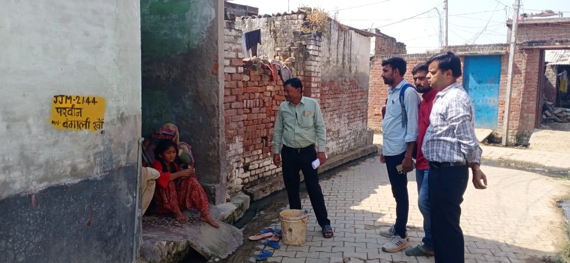 सहपऊ : सीएचसी टीम ने गांव चमरपुरा में लगाया ​शिविर, हर घर में बच्चों की हुई जांच, बुखार का नहीं मिला कोई मरीज