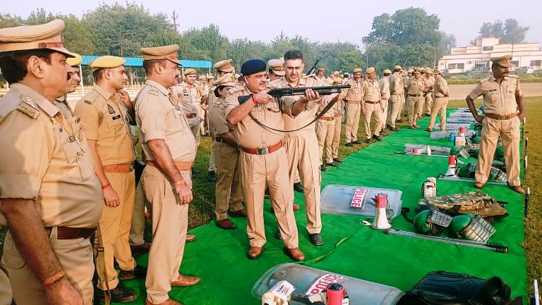 हाथरस में पुलिस ने किया दंगा नियंत्रण का अभ्यास, आगामी त्योहारों को लेकर तैयारी, भीड़ को तितर-बितर करने का दिया प्रशिक्षण