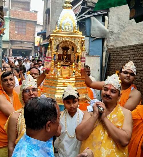 सासनी : कलश यात्रा के साथ शुरू हुआ वेदी प्रतिष्ठा महोत्सव