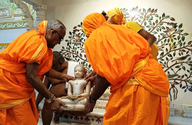 सासनी में रथ यात्रा के साथ कलश एवं वेदी प्रतिष्ठापन महोत्सव संपन्न