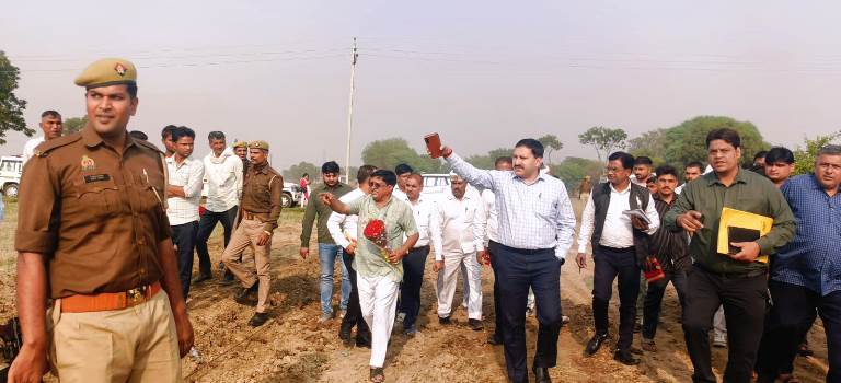 सादाबाद : डीएम ने किया प्राथमिक विद्यालय मीरपुर व पीएम श्री कम्पोजिट विद्यालय कजरौठी का निरीक्षण, छात्र-छात्राओं को बेहतर शिक्षा प्रदान करने के निर्देश