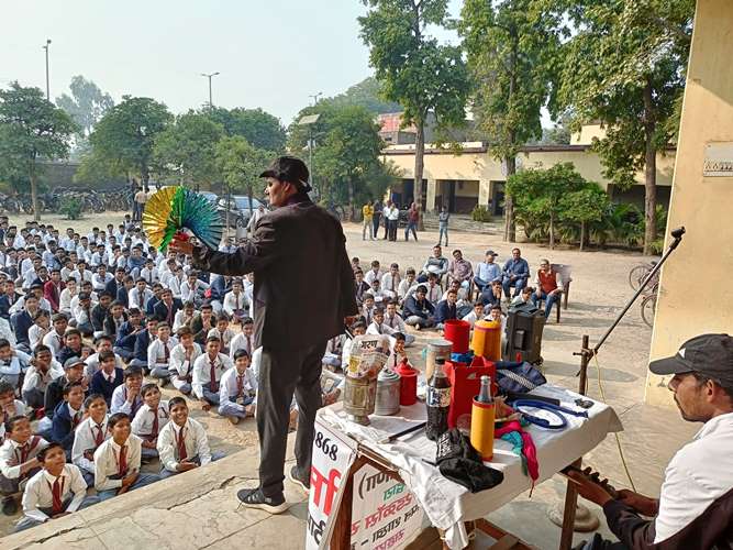 सादाबाद : मैजिक शो में जादूगर ने दिखाए ज्ञानवर्धक करतब