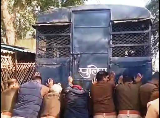 बीच रास्ते में बंद हुई कैदियों से भरी गाड़ी, पुलिस कर्मियों ने लगाया धक्का, अतिरिक्त फोर्स बुलाकर कोर्ट पहुंचे कैदी