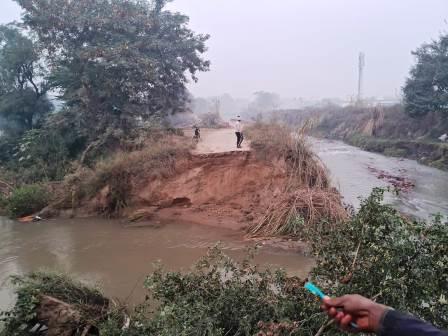 नहर में पानी आने से किसान परेशान, नहर की पटरी कटने से आलू व गेंहू की फसल जलमग्न