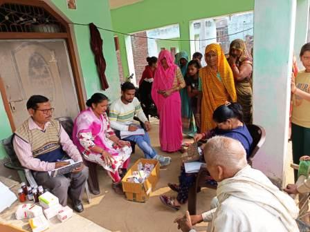 सिकंदराराऊ : स्वास्थ्य केंद्र द्वारा गाँव देवर पनाखर एवं गाँव महामई में स्वास्थ्य कैंप आयोजित किया गया