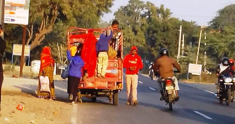 हसायन : सुबह बस निकलने के बाद डग्गेमार वाहनों का सहारा लेने के लिए मजबूर हैं ग्रामीण