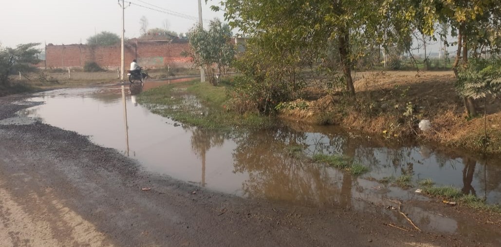 हसायन : बिन बरसात सडक पर हो रहे जलभराव से परेशान हुए राहगीर, सडक पर भरे पानी को दूर करने के लिए कोई पर्याप्त इंतजाम नहीं