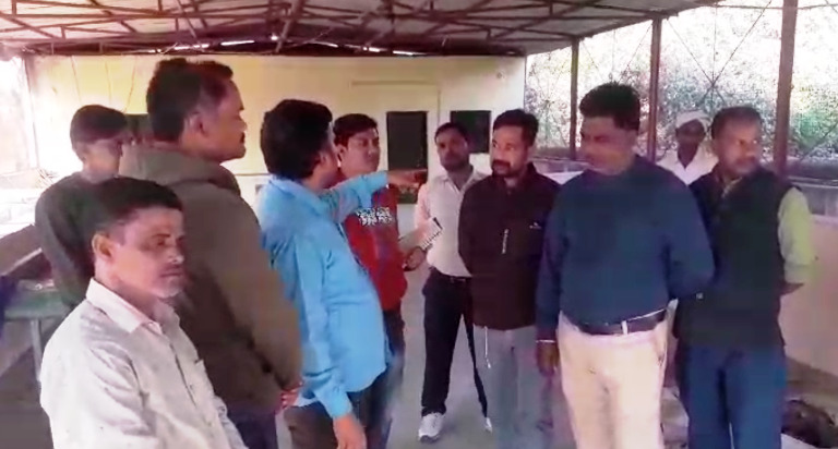 सासनी : नगर पंचायत के ईओ ने किया कूड़ा निस्तारण केंद्र का निरीक्षण, बोले – दो महीने बाद मैन्युअल से इलेक्ट्रॉनिक रूप में होगा परिवर्तित