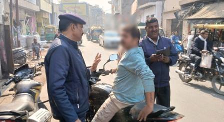 हाथरस में ट्रैफिक पुलिस ने काटे तीन लाख रूपये के चालान