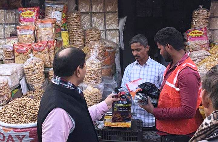 अतिक्रमण करने वालों से वसूला जुर्माना, प्रतिबंधित पॉलिथिन का प्रयोग करने वालों के भी काटे चालान