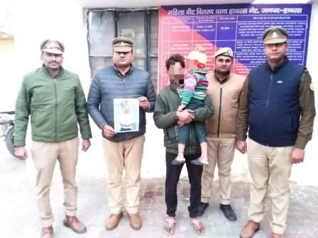 हाथरस पुलिस ने माता-पिता से बिछडे बच्चे को खोजकर सकुशल परिजनों के सुपुर्द किया