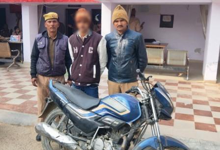 सासनी पुलिस ने वाहन चोर को किया गिरफ्तार, मोटरसाईकिल बरामद