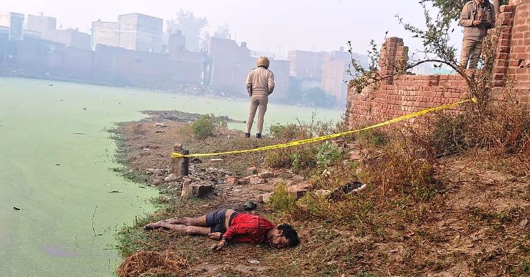 पोखर के किनारे मिला मजदूर का शव, मौके पर लगी लोगों की भीड़, भाई ने मृतक के दोस्तों पर लगाया हत्या का आरोप