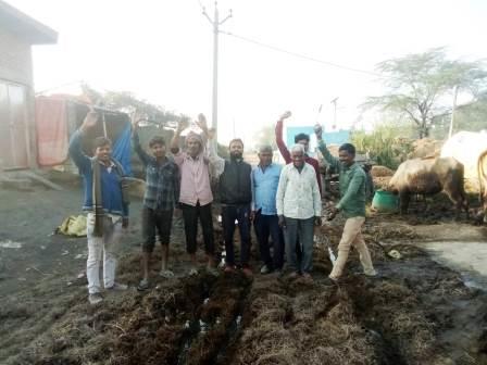 हसायन : ग्रामीणों ने गंदगी और जलभराव को लेकर नाराजगी व्यक्त करते हुए किया प्रदर्शन