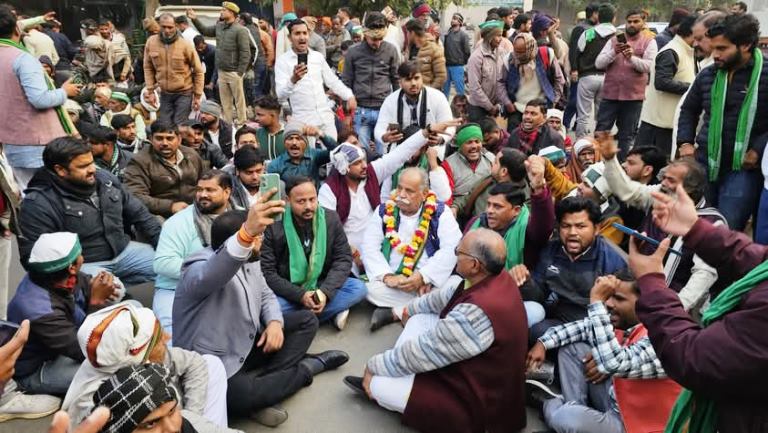 हाथरस तहसील पर किसानों ने किया चक्का जाम, भाकियू अध्यक्ष के साथ धरने पर बैठे सैकड़ों किसान, रोड के दोनों तरफ ट्रैक्टर ट्राली लगा दी