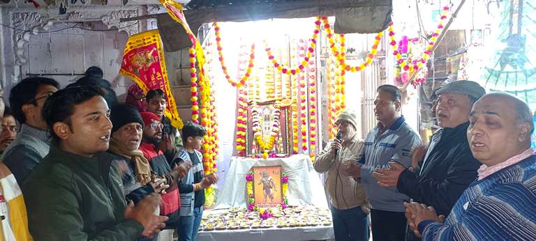 हाथरस में विश्व हिंदू परिषद ने हनुमान चालीसा व रामजी की आरती का आयोजन किया