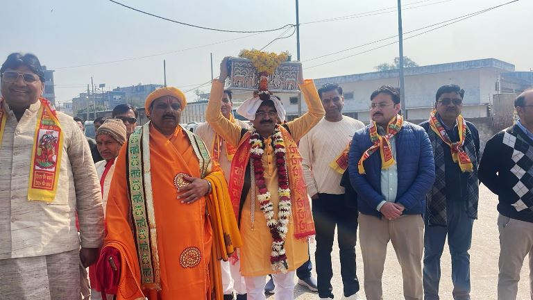 हाथरस में कलश यात्रा के साथ श्रीमद्भागवत कथा शुरू, आचार्य बल्लभ जी महाराज के मुखारविंद से कैला फार्म्स में हो रही श्रीमदभागवत कथा की अमृत वर्षा